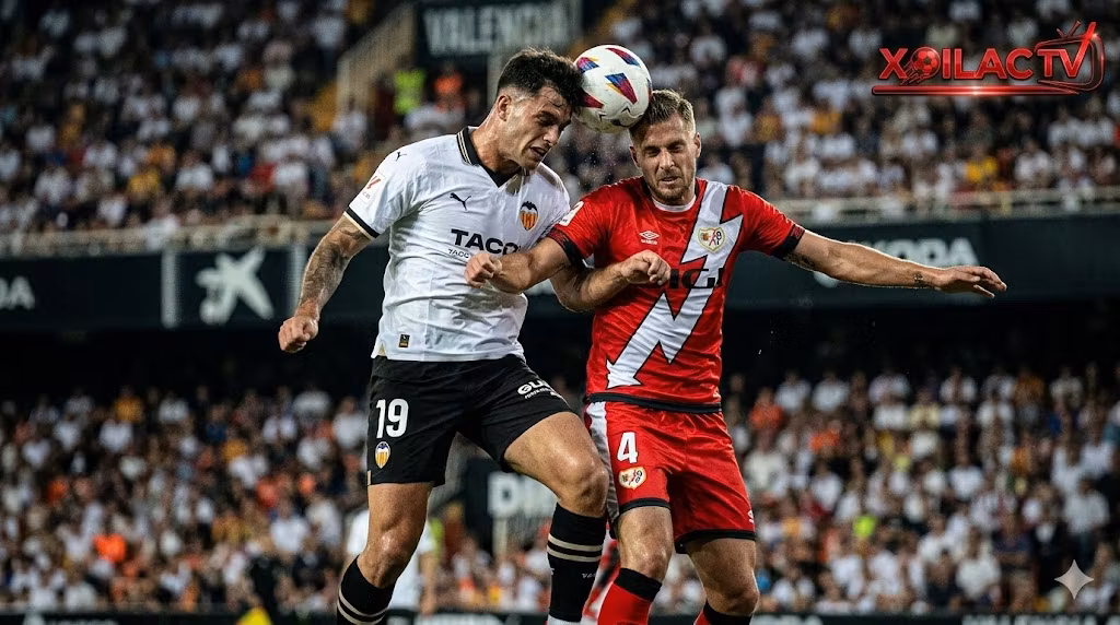 Pha tranh chấp bóng bổng gay cấn giữa tiền đạo Hugo Duro của Valencia và trung vệ Florian Lejeune của Rayo Vallecano tại sân Mestalla